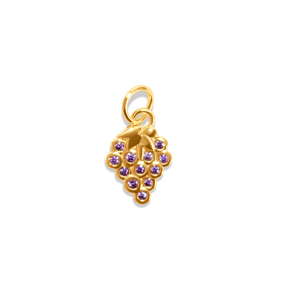 Charm in Form einer Weintraube – 18K vergoldeter Anhänger, violette Glaskristalle als Traubenbeeren aus Zirkonia.