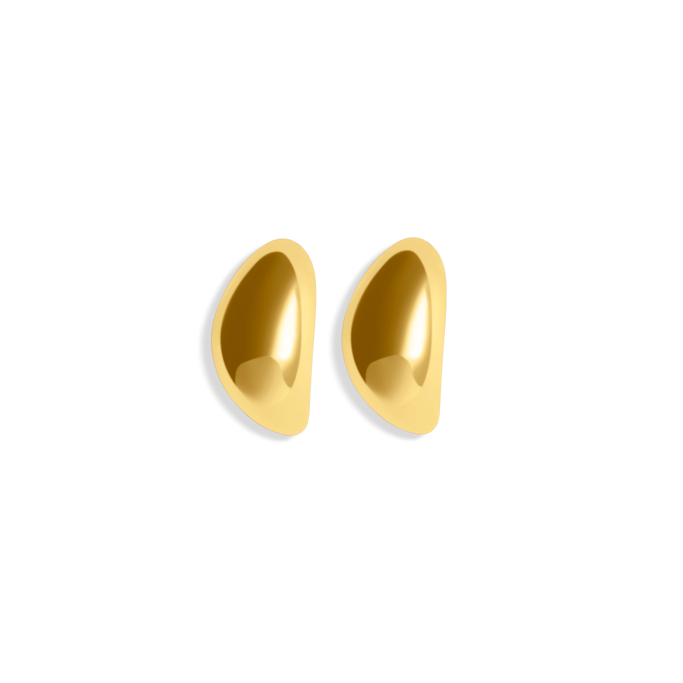 Schlichte goldene Edelstahl-Ohrstecker in abgerundetem Design und 18k Vergoldung auf weißem Hintergrrund.