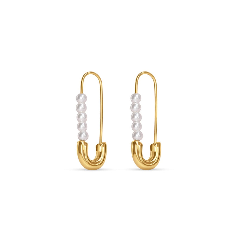 Trendige Sicherheitsnadel-Ohrringe aus 316L Edelstahl, 18k vergoldet, mit weiẞen Perlen. Moderner, wasserfester Schmuck für Damen. 