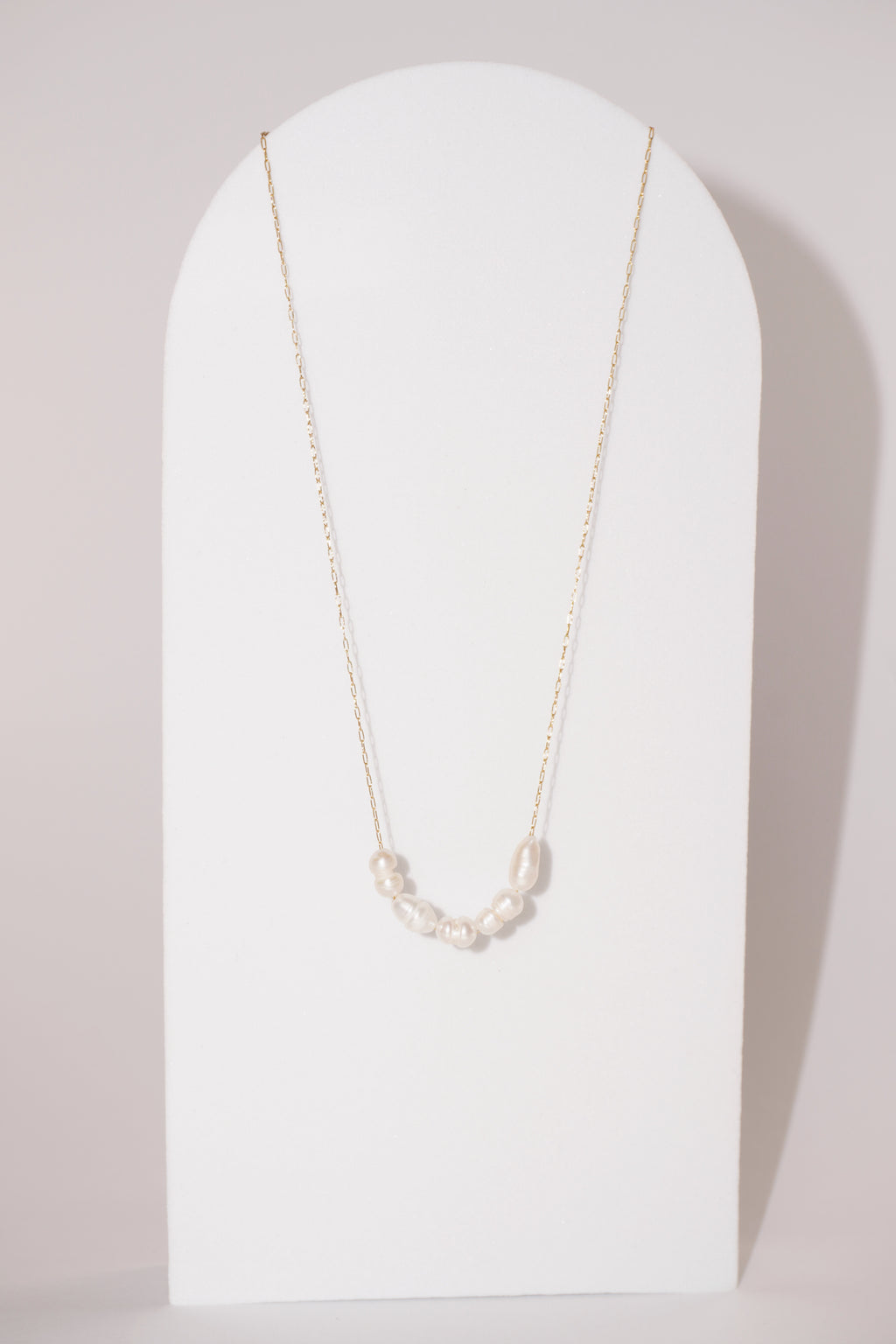 Feine Halskette aus echten weißen Süßwasserperlen mit einer 14k vergoldeten Edelstahlkette und Karabinerverschluss. Eleganter und zeitloser Schmuck, perfekt für moderne und klassische Outfits. 