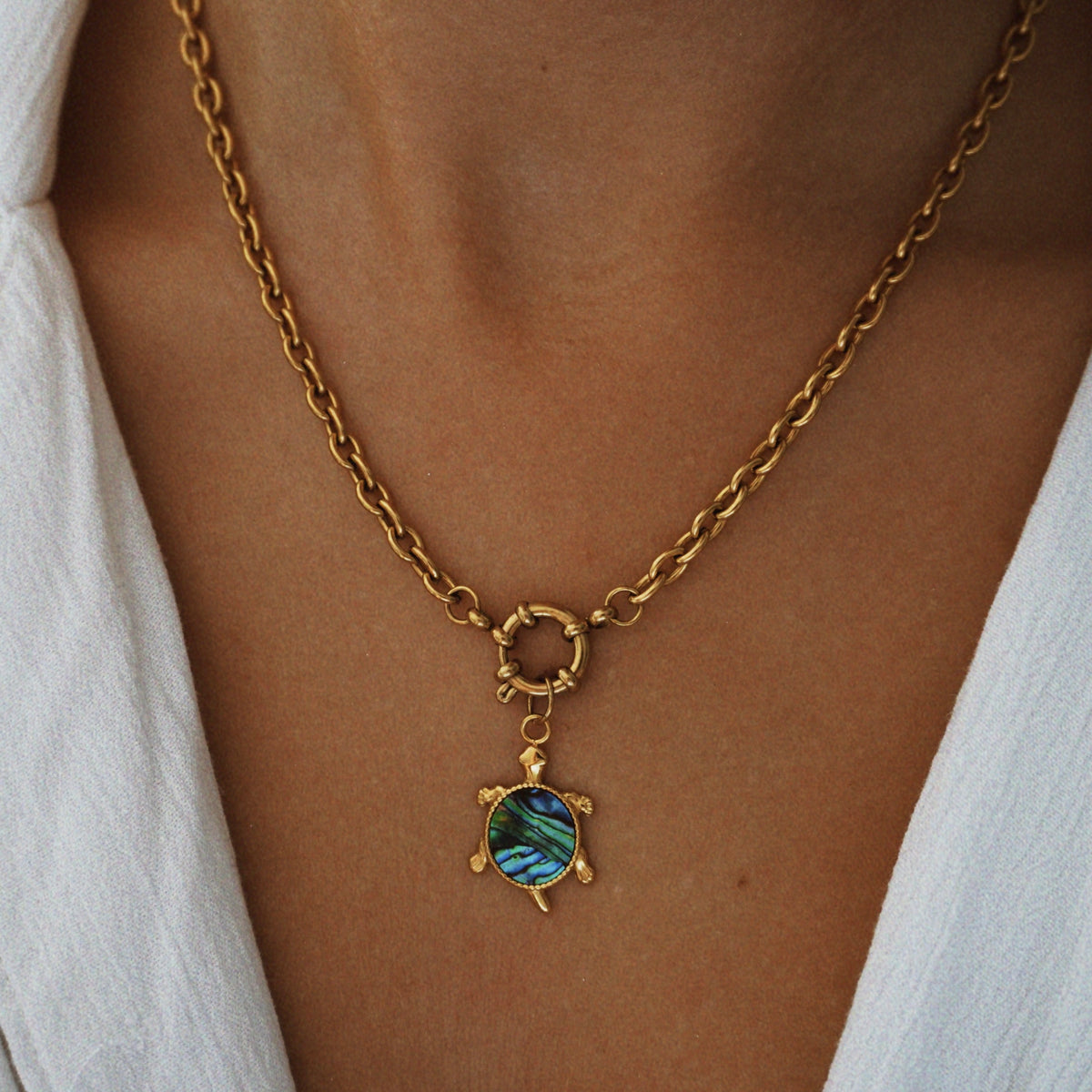 18K vergoldete Schildröte als Charm aus Edelstahl besetzt mit einem dunkelblau hellblauen farbverlaufenden leuchtenden Panzer aus Resin. Verspieltes Sommerdesign.