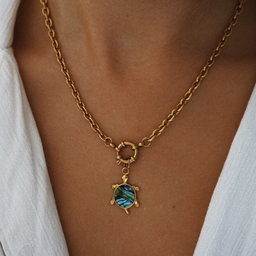 18K vergoldete Schildröte als Charm aus Edelstahl besetzt mit einem dunkelblau hellblauen farbverlaufenden leuchtenden Panzer aus Resin. Verspieltes Sommerdesign.