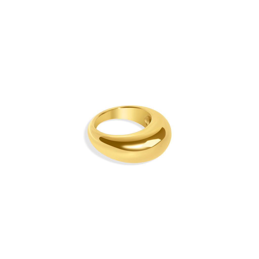 Schlichter, breiter Edelstahl-Ring mit 14K-Vergoldung und glänzender Oberfläche.