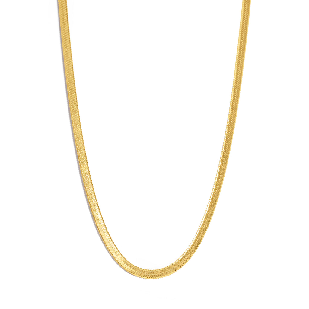 Feine Schlangenkette aus 14K vergoldetem Edelstahl mit geschmeidigem, flachen Verlauf – moderner Klassiker, ideal zum Layern oder solo tragen.