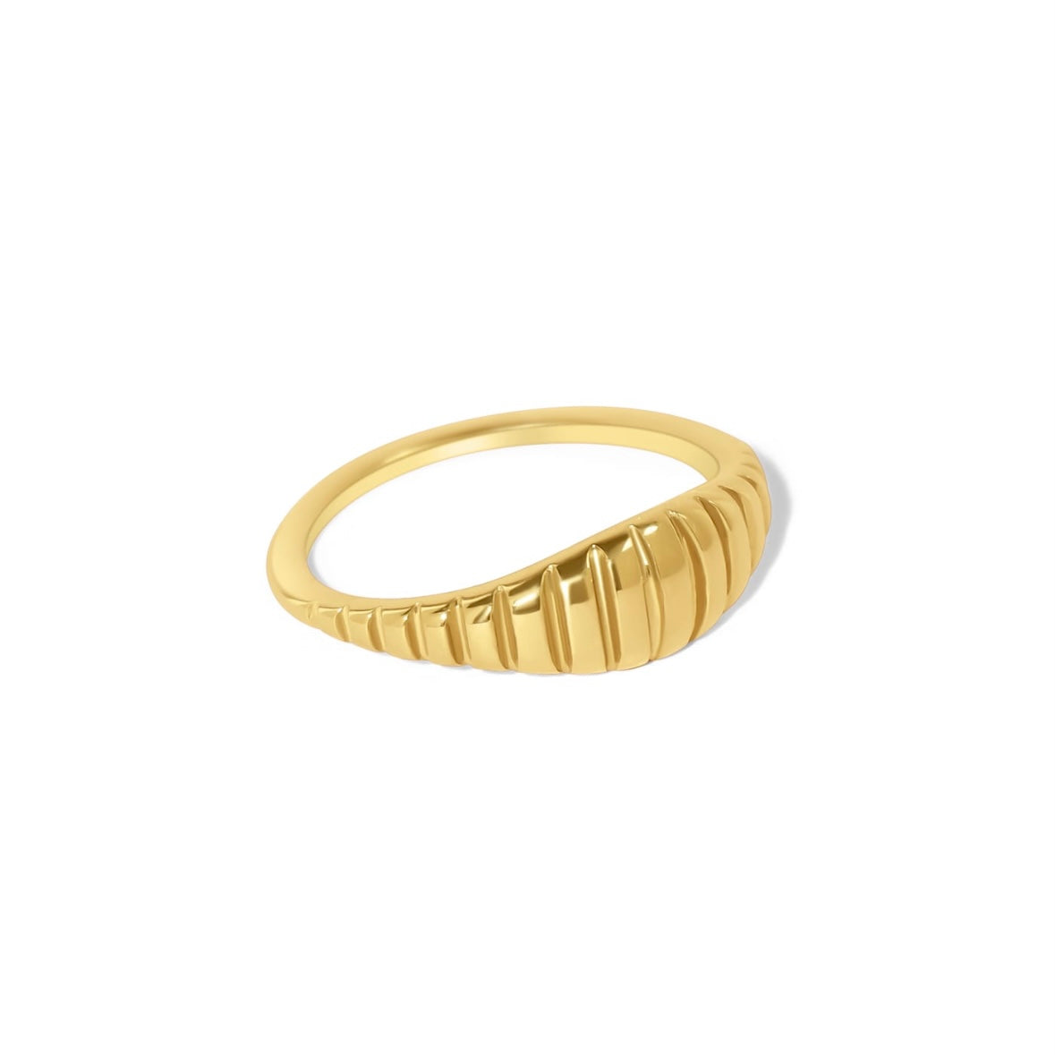 Filigraner 18k vergoldeter geschwungener Edelstahl-Ring mit dezentem Rillenmuster.
