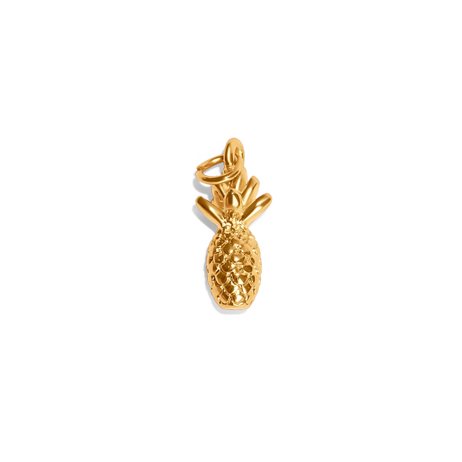 Ananas-Charm aus 18K vergoldetem Metall mit fein strukturierter Oberfläche, tropisch inspiriertes Schmuckelement.