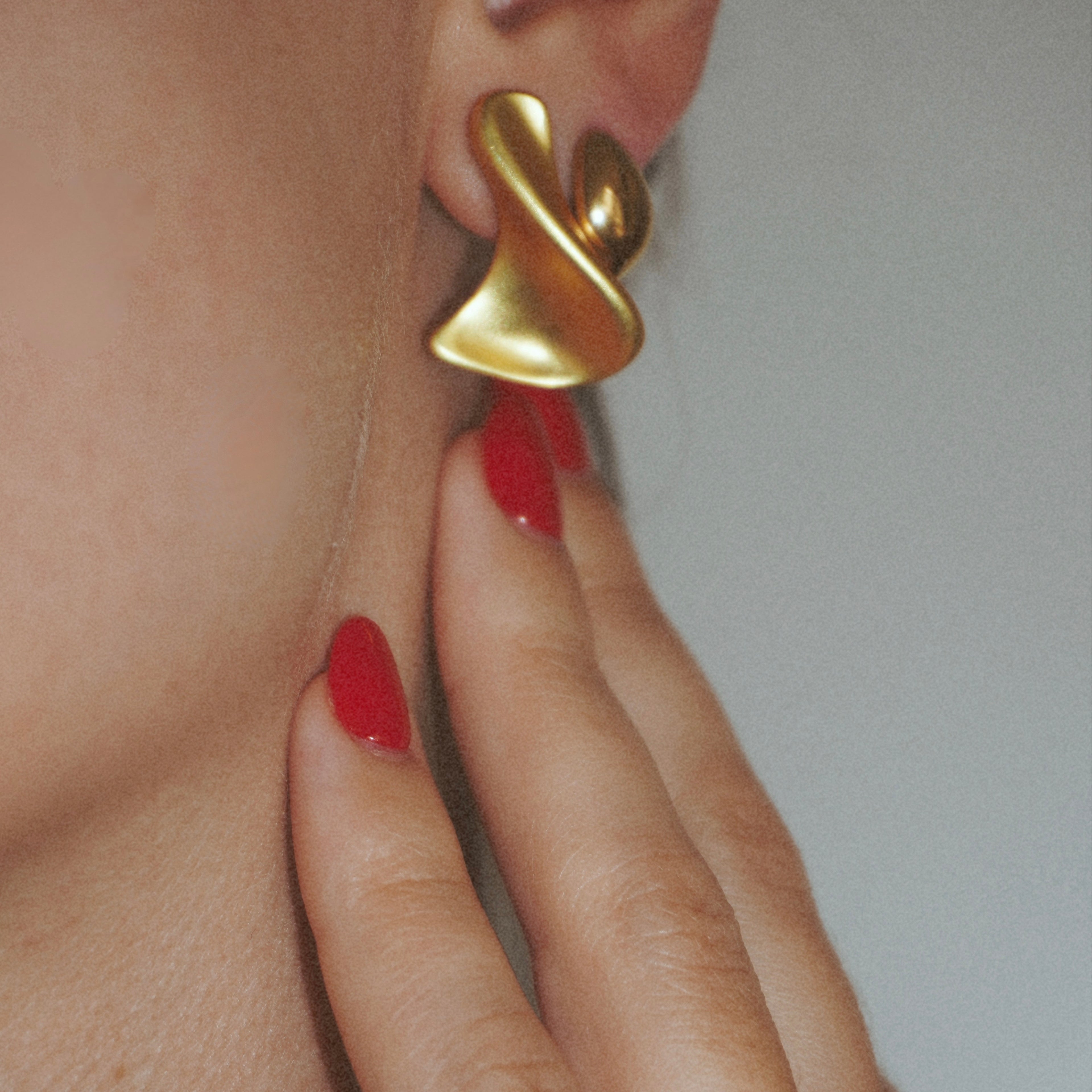 O-Ringe Stecker aus 18K vergoldetem 925er Sterling Silber am Ohr getragen, zeigen die dezente wellenförmige Form.