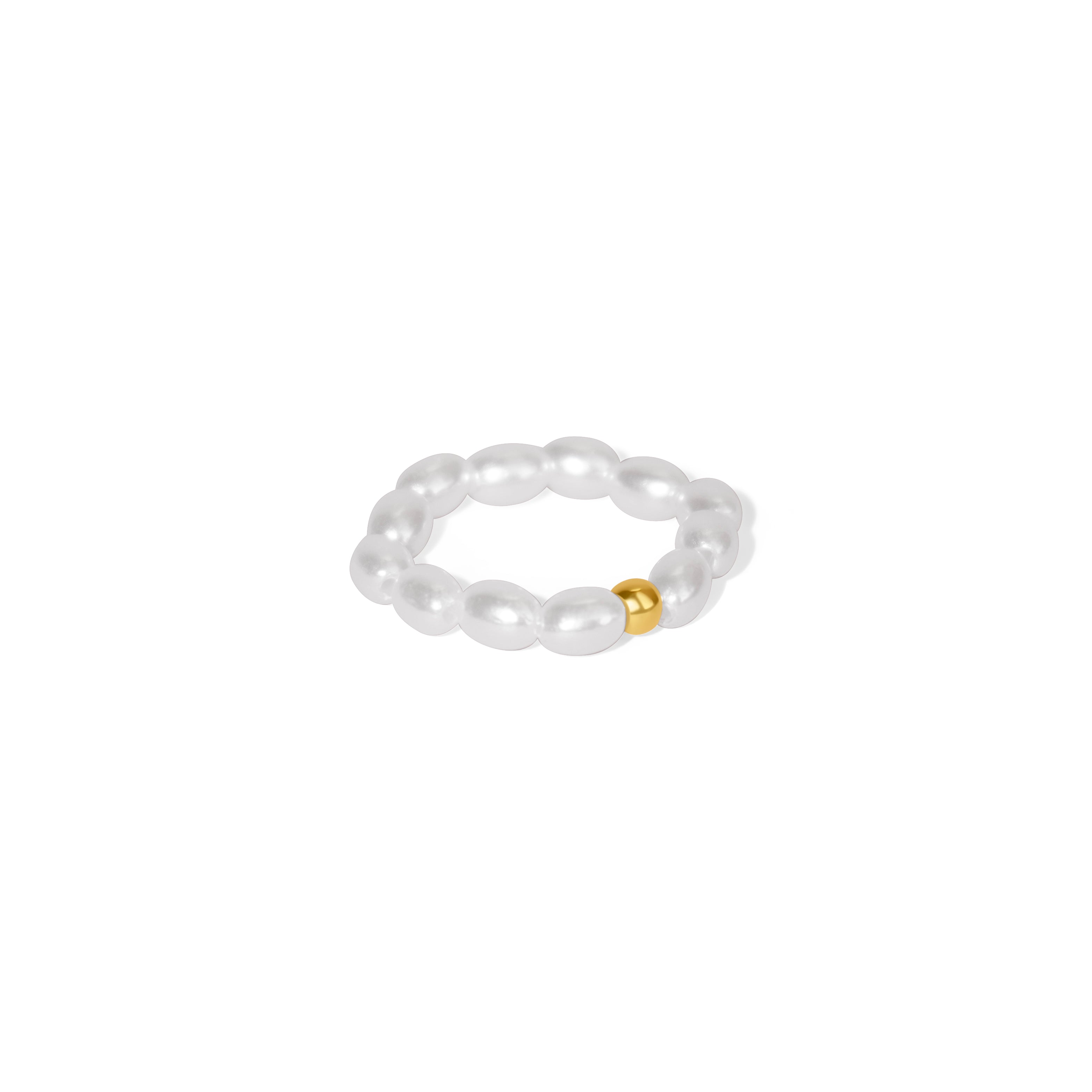 Feiner Ring aus simulierten weißen Perlen, akzentuiert durch eine mittig platzierte, glänzende 14K vergoldete Edelstahlkugel – feminines Design mit sommerlicher Leichtigkeit.