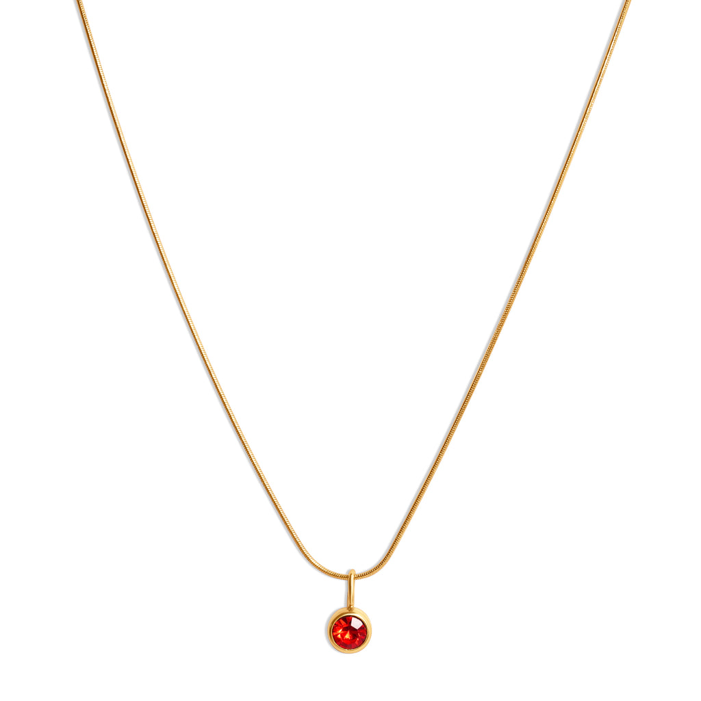 Zarte 14K-vergoldete Kette aus Edelstahl mit runder roter schimmernder Kugel als Anhänger, minimalistisches Design.