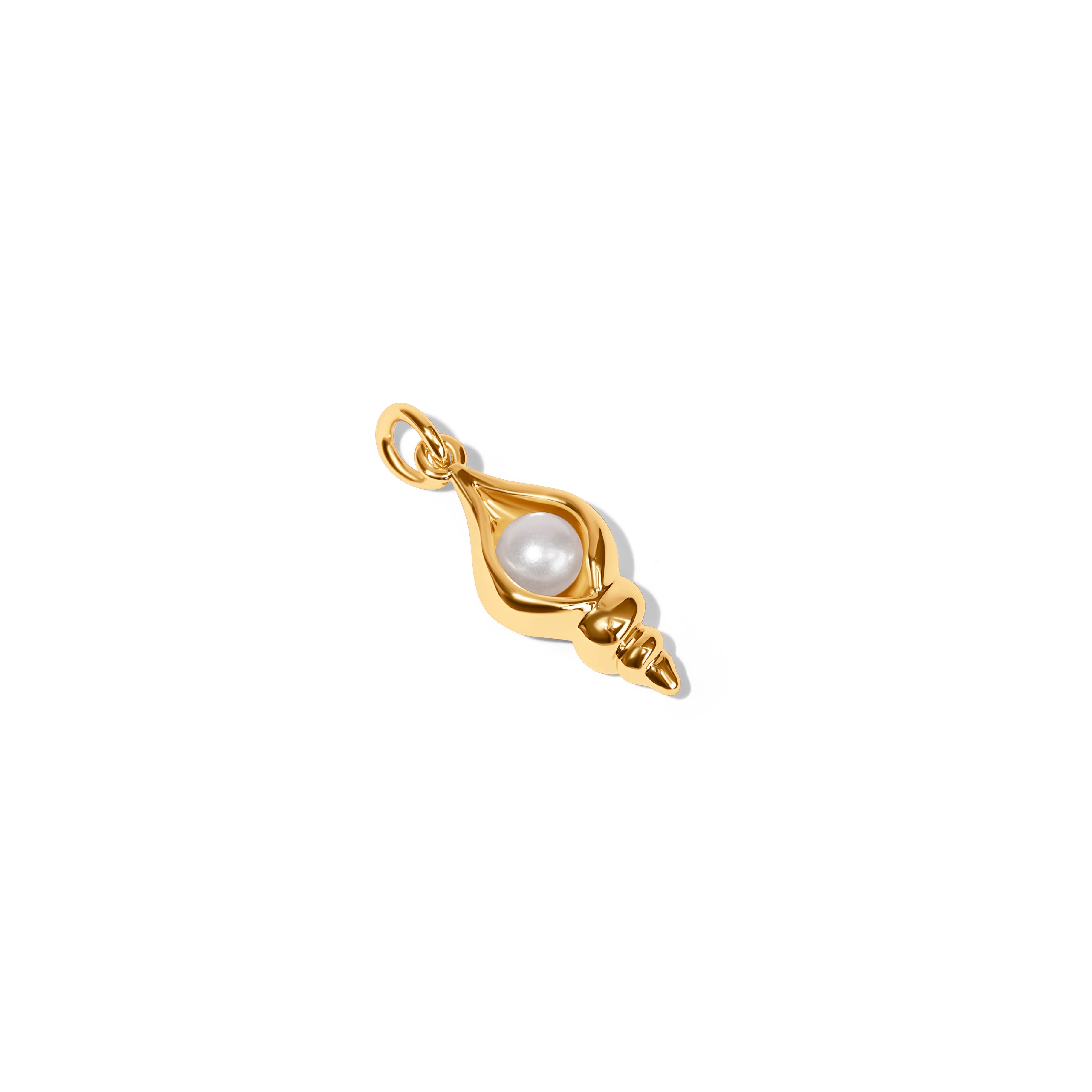 Muschelschnecken-Charm aus 18K vergoldetem Metall mit eingelegter Kunstperle, maritimer Schmuckanhänger.