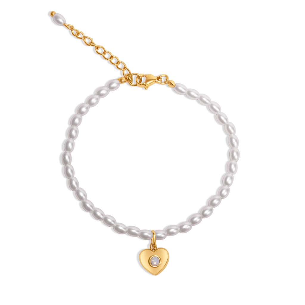 Perlenarmband mit Herz-Anhänger – elastisches Armband mit simulierten Perlen, Herz aus 14K vergoldetem Edelstahl, mittig eingesetzter Zirkoniastein.
