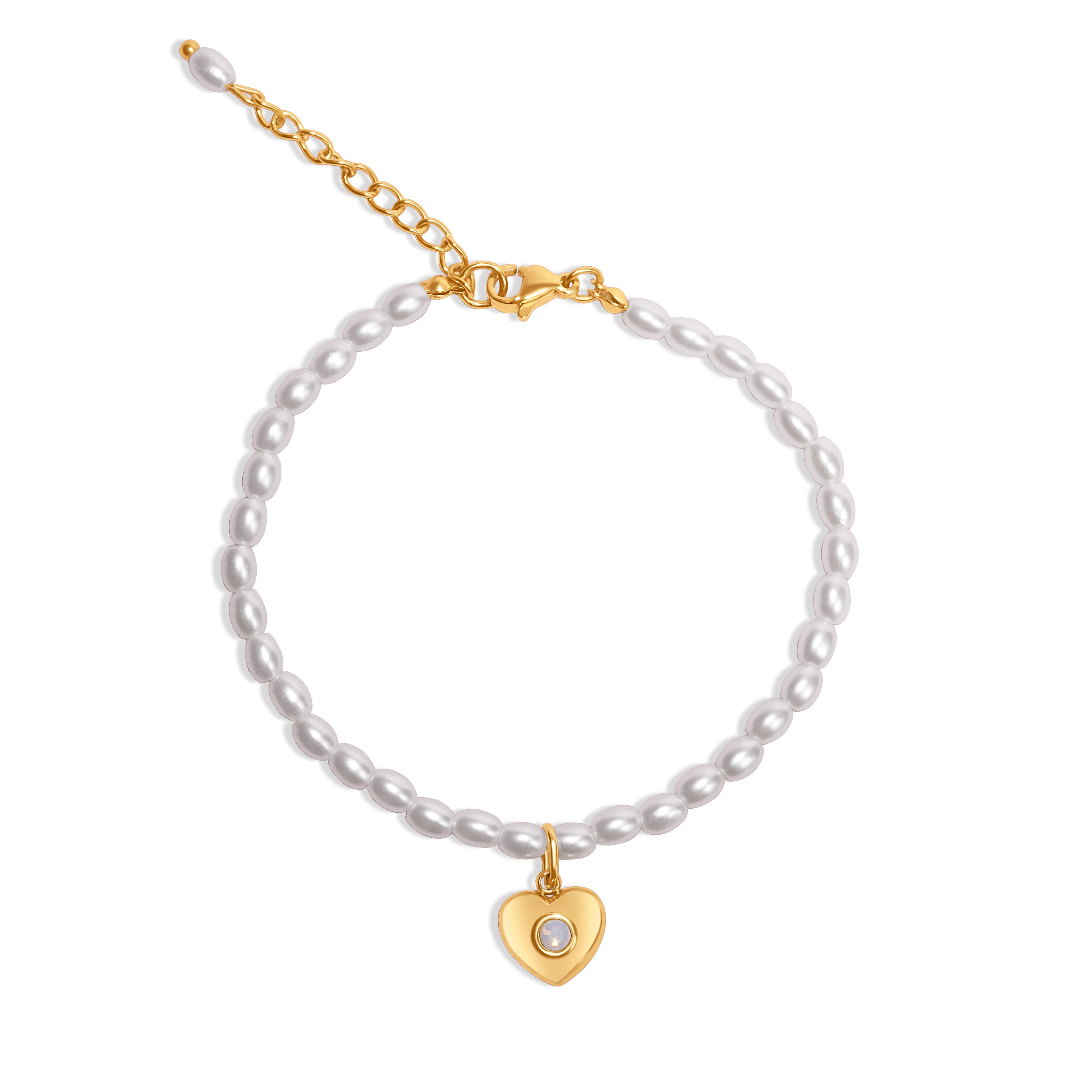 Perlenarmband mit Herz-Anhänger – elastisches Armband mit simulierten Perlen, Herz aus 14K vergoldetem Edelstahl, mittig eingesetzter Zirkoniastein.